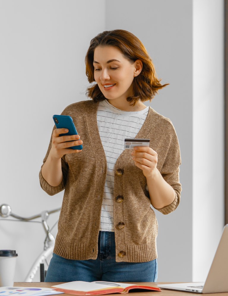 Clienta usando un programa de fidelización desde su teléfono